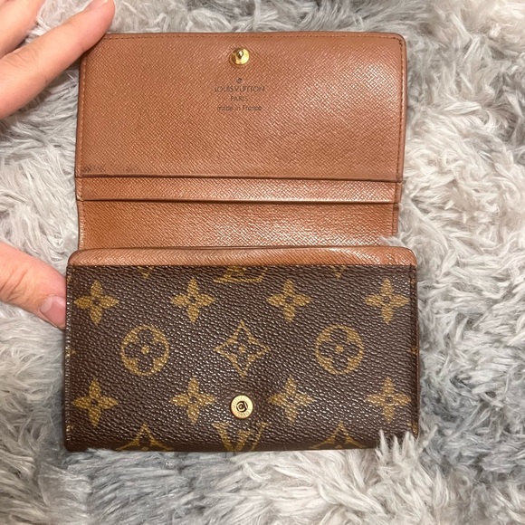 LV Monogram Wallet CHAIN NOT INCLUDED - Picture 4 of 11